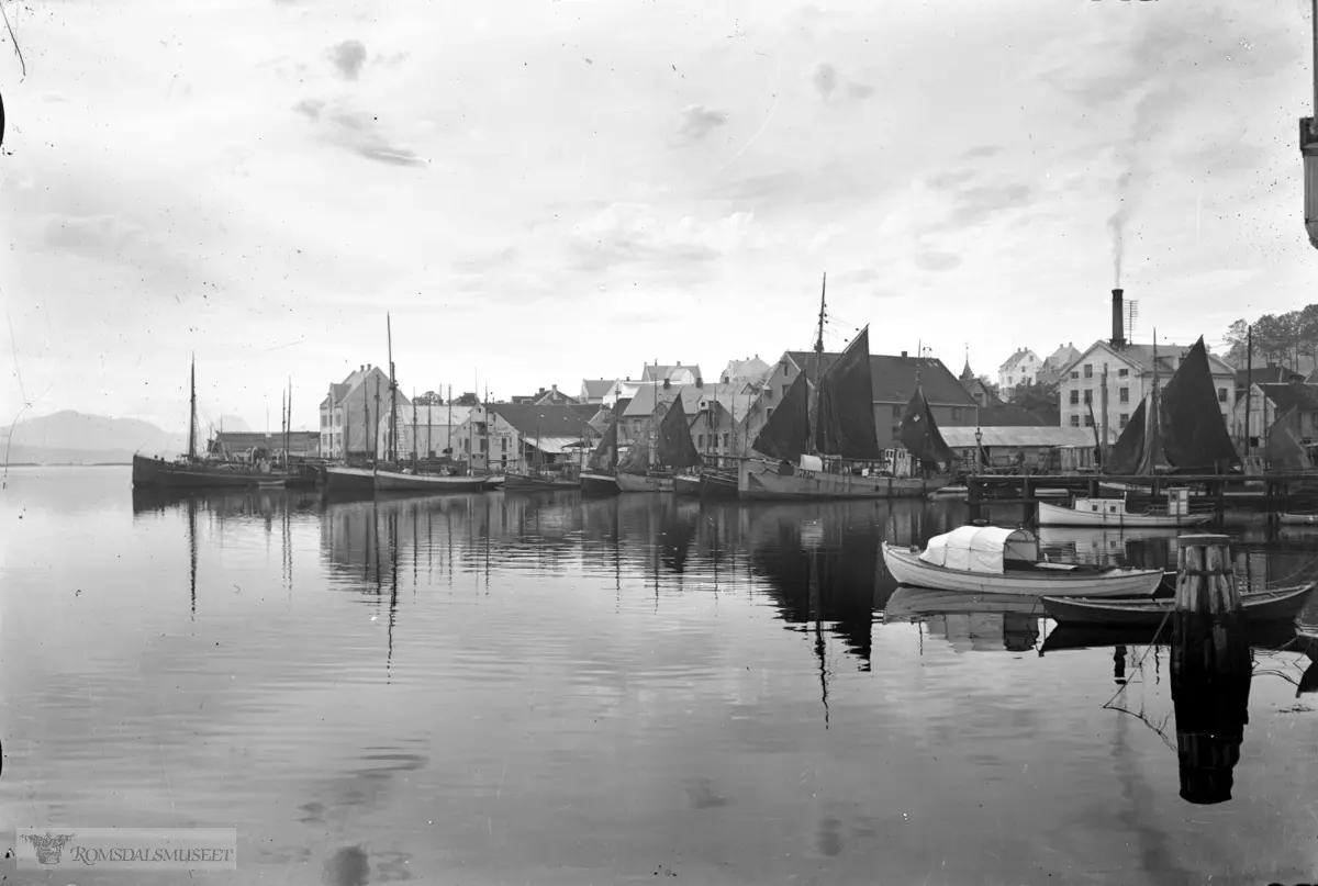 Molde by sett fra øst., Gamle Molde fra steinvåren.