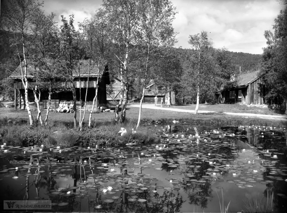Holtstua med Kleivestabburet bak, Hammervollstua til høyre på Romsdalsmuseet.