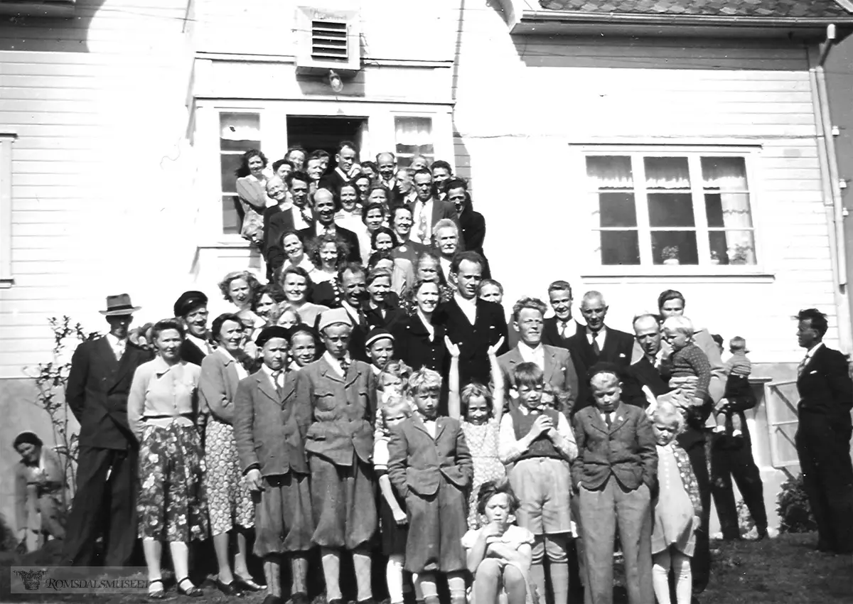 Bryllupet til Halldis og Ivar Magerøy..Bryllupsgjester på trappa utenfor barndomshjemmet til Halldis Magerøy 17.8.1952