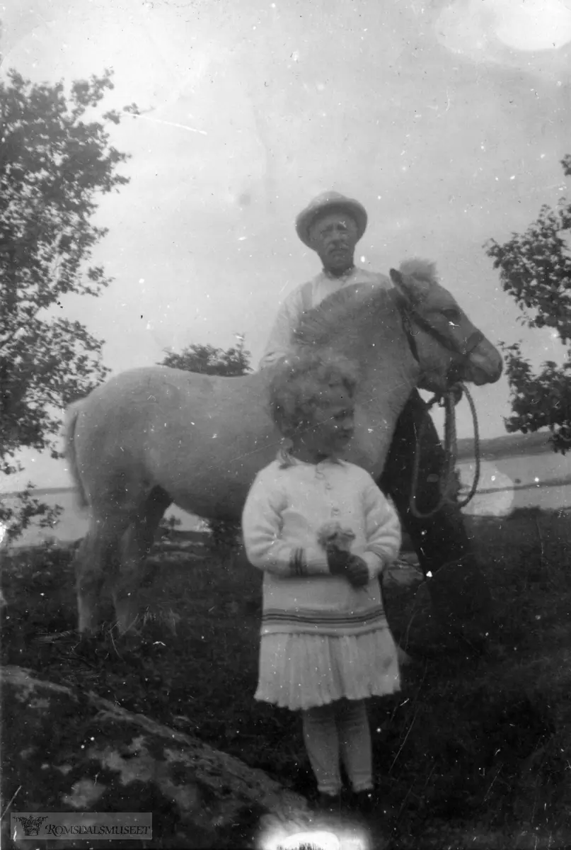 Emilie og bestefar Knut med føll, Akselvoll, Knut Andreas f. 11.7.1974.Føll.Skotgard, Elilie f. 7.6.1927