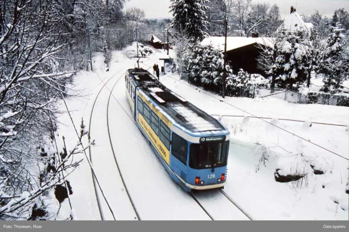 Oslo sporveier. Trikk motorvogn 128 type SL79 linje 10 fra Jar ved Ullern stoppested på Lilleakerbanen. Vinterbilde.
