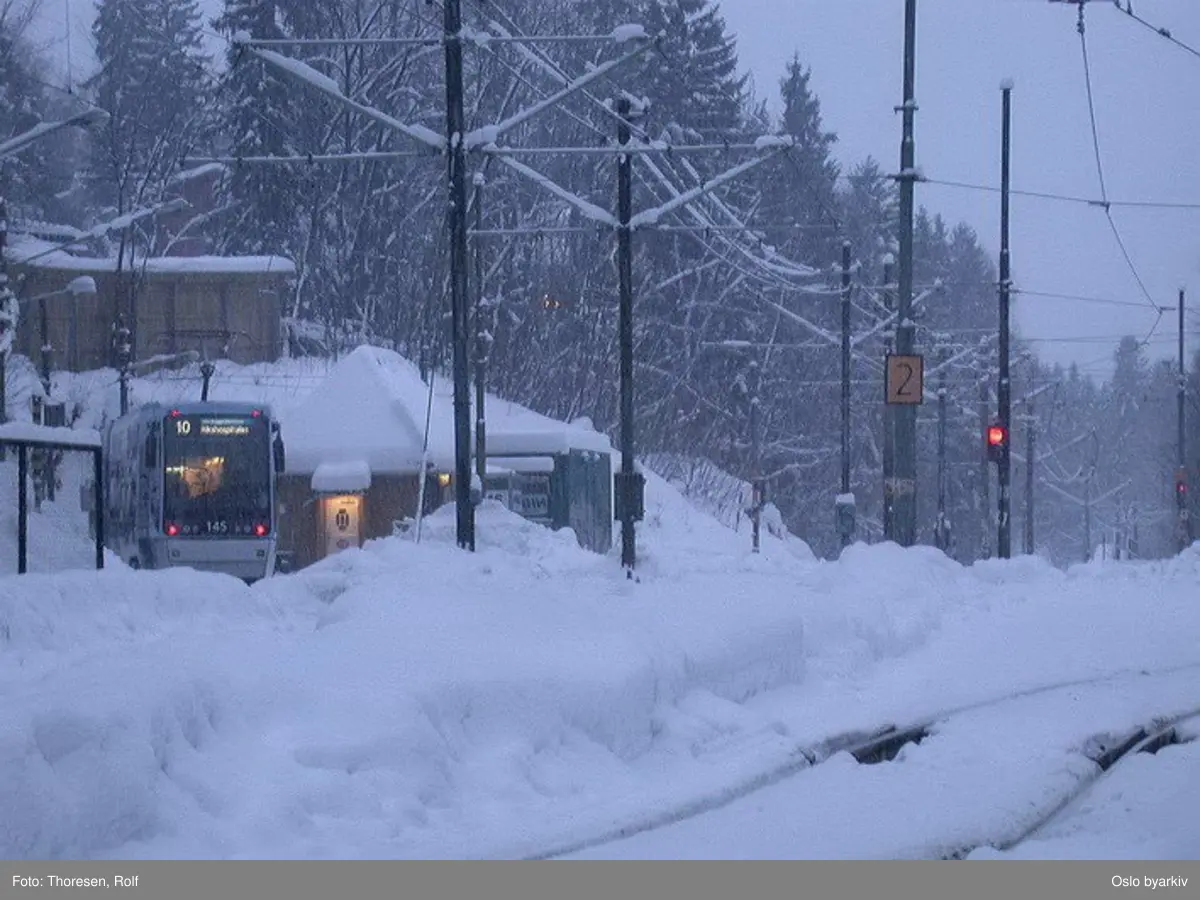 Oslo Sporveier. Trikk motorvogn 145 type SL95 linje 10. Ved Jar endeholdeplass, i endesløyfa ved hvilestua. Vinterbilde.