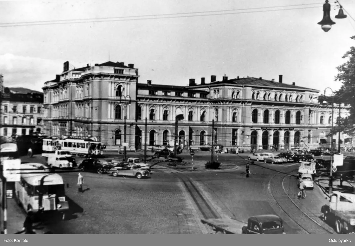 Oslo Sporveier. Trikk motorvogn og tilhenger type HaWa ved Christian Frederiks plass. SBC halvhyttebuss. Trafikkmiljø.