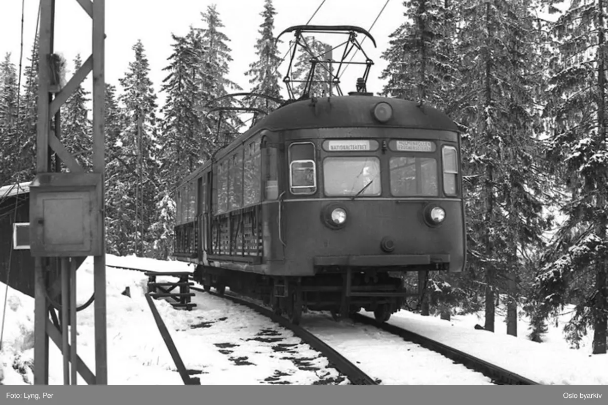 Holmenkollbanens motorvogn 113 type (fra) 1939 i butten ved Frognerseteren endeholdeplass.