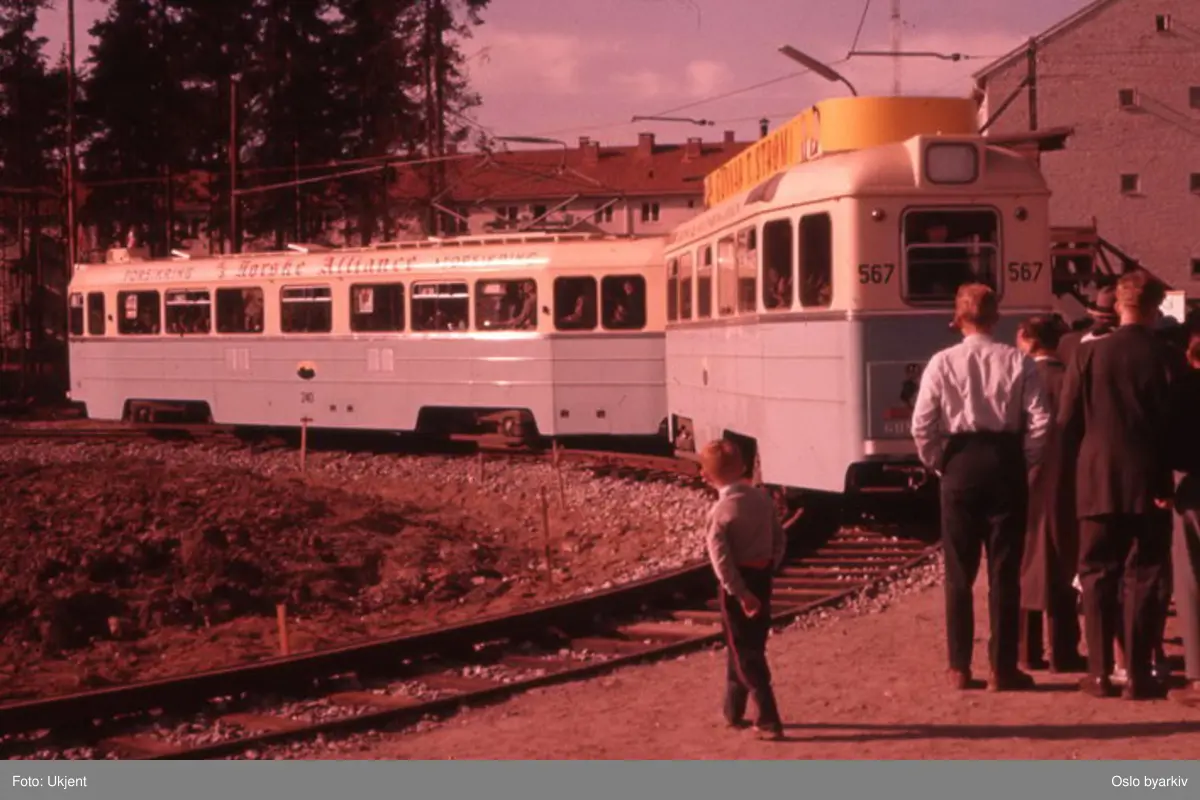 Oslo Sporveier. Trikk motorvogn 240 type Høka MBO og tilhenger 567 type Høka TBO på linje 4, Bergkrystallen-Kjelsås, på Lambertseterbanens åpningsdag 28. april 1957. Kø av førstegangsreisende. Kjelsåstrikken trafikkerte fra begynnelsen linje 4 frem til Kjelsås.