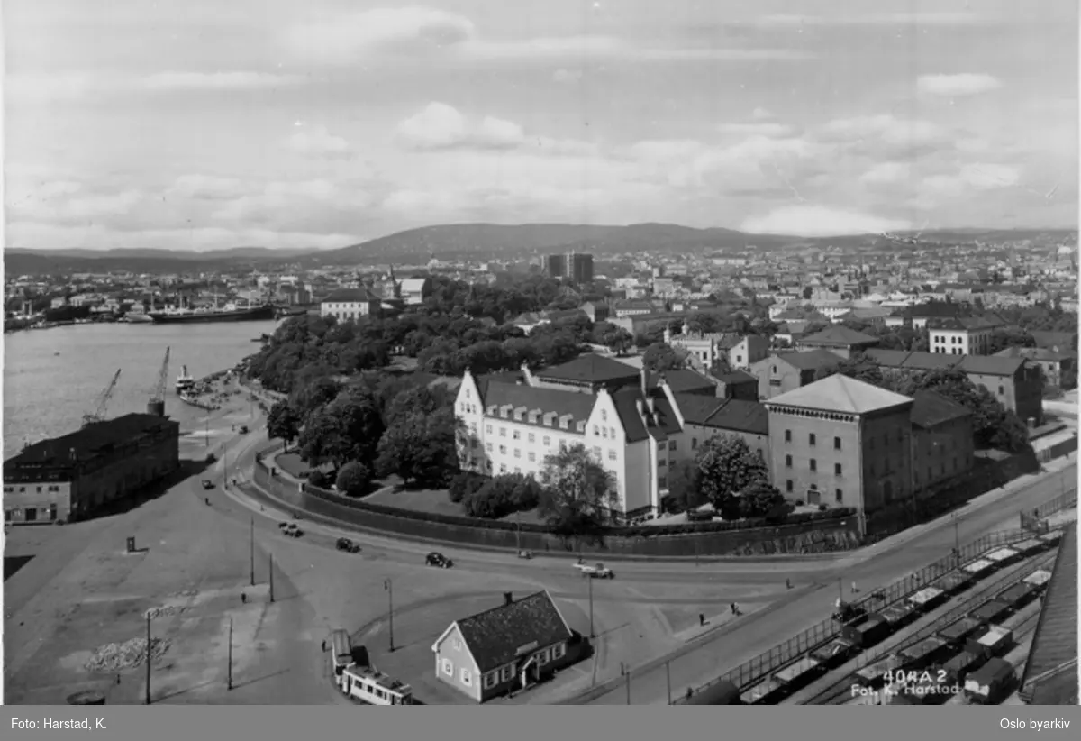 Sydøstre Akershus festningsområde med Artillerikasernen nærmest. Akershusstranda. Havnebygning. Vippetangen, jernbaneterminal, kafé Vippa, trikk i endesløyfa. Postkort 404 A 2.