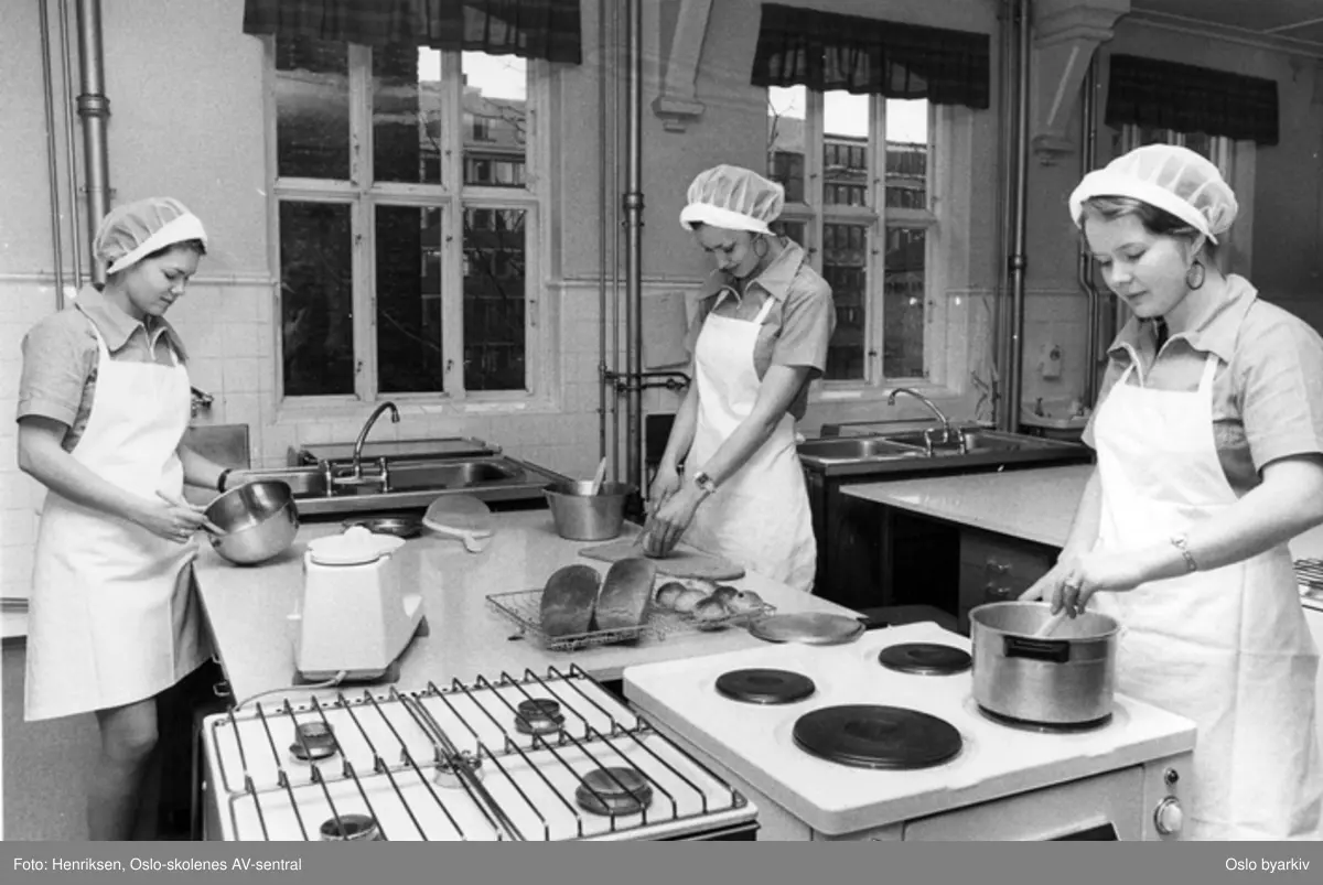 På skolekjøkkenet. Brødbaking, kjøkkenmaskin, mixmaster, miksmaster, komfyr