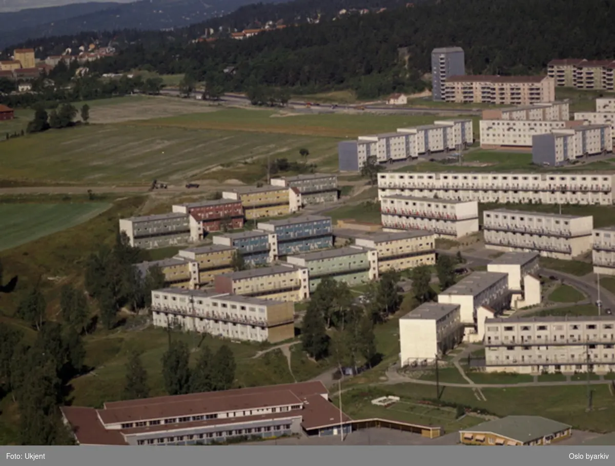 Boligblokker på Veitvet. Veitvet skole. Veitvet skole, Rådyrveien. Trondheimsveien og Sletteløkka i bakgrunnen (Flyfoto)