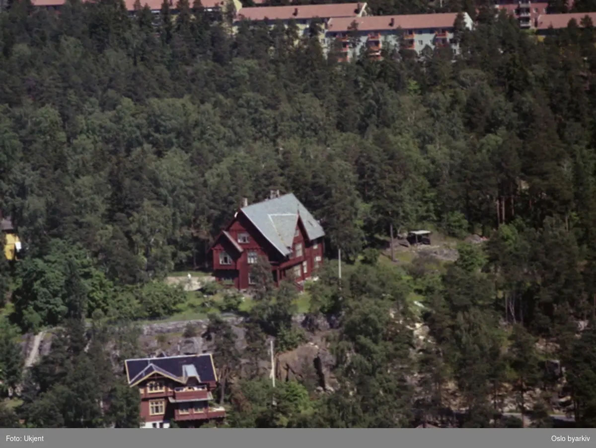 Midtåsen i bakgrunnen. Åsdalsveien. Ingiers vei foran. (Flyfoto)