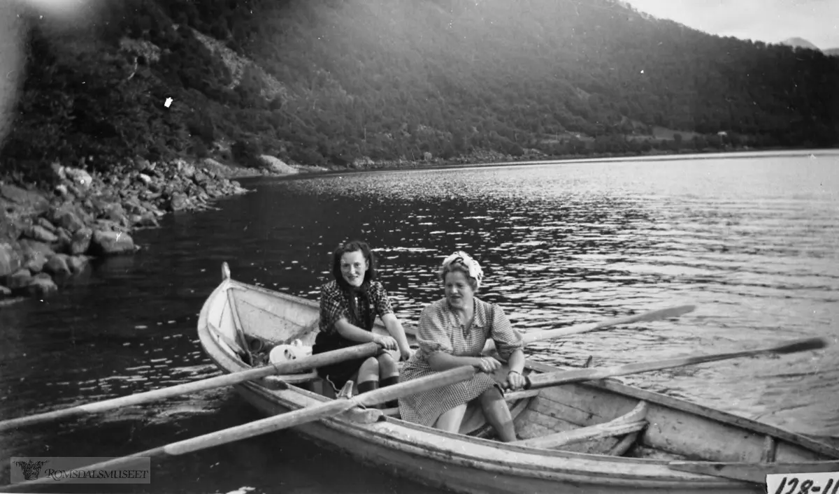 Thea Vike og Eli Vike i båt på veg til sommerfjøset..Bukta i bakgrunnen heiter Koven og neset t.h. er Førneset...