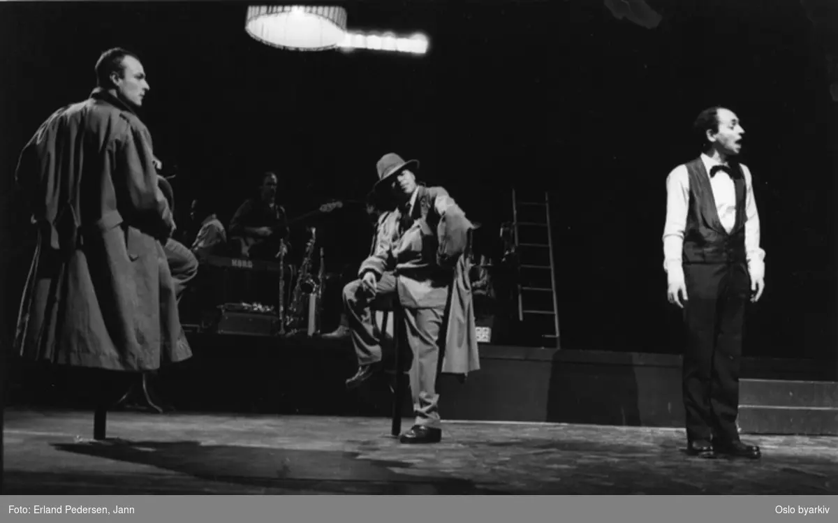 "Mr. Bojangles", Teaterforestilling av Cliff A. Moustache på Parkteatret. 14-23. oktober 1992. Medvirkende: Bojangles: Zainab McCoy / Rose: Hannah Gyasi-Adonten / Joe: Karel Dobry / Miss Blab: Nancy Mannes / Waiter Fizz: Behruz Arshi / Jimmy: Moshe Abraha / Johnny: Alex LorenzoMusikere: Henry Bwire / Bjørn Andersen / Mamadi Jobarteh / Dennis YanezKontakt Nordic Black Theatre ved ev. bestilling av kopier.