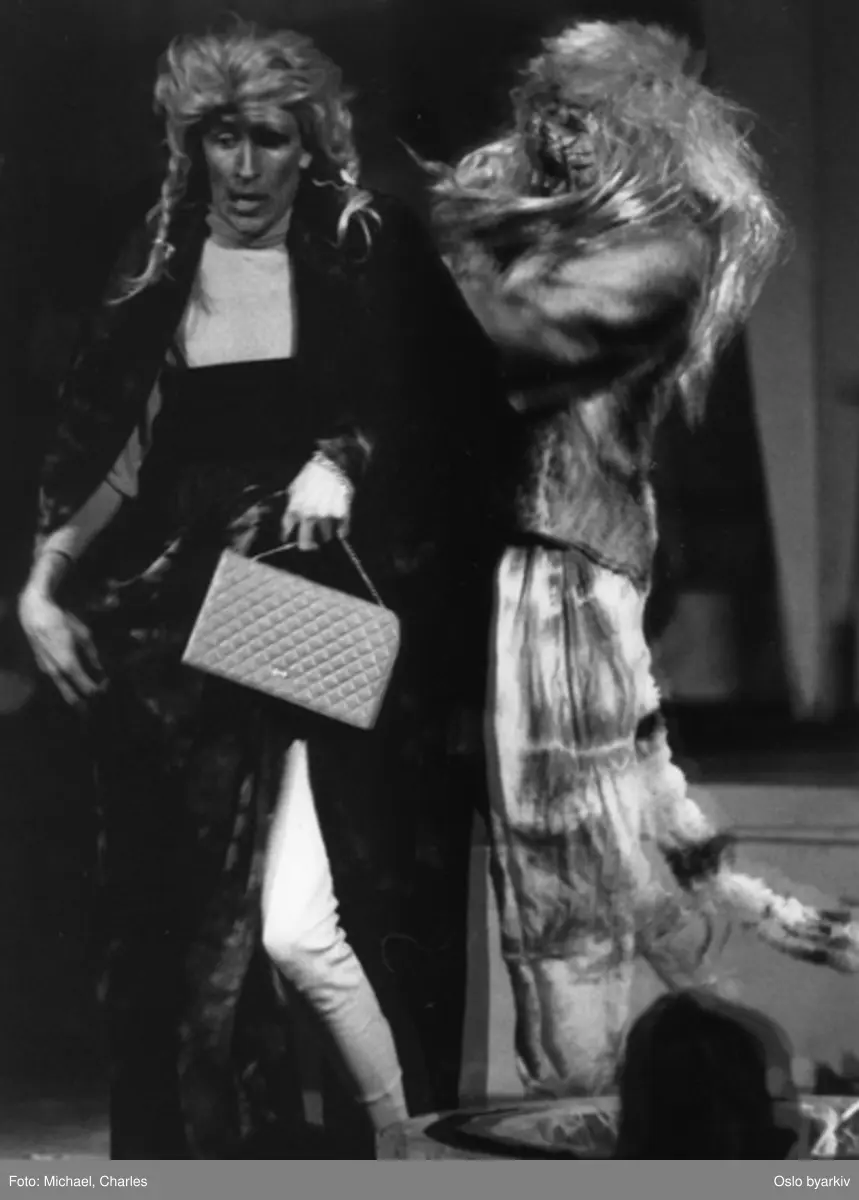 "Ikke den samme midtsommernatt", teaterforestilling av William Shakespeare på Parkteatret. 4-13. oktober 1994.Regi: Cliff A. MoustacheMedvirkende:Rasmus Rønneberg, Kirsti Ellefsen, Alexander Lange, Mosye Abraha, Kjetil Kooyman, Hannah Wozene Kvam, Inger Helen Kilsti, Cliff A. Moustache, Pål Obrestad, Isabell Sterling, Benaissa Ahssain, Magne Skjævesland, Behruz Arshi, Terje Tjelle, Shiraz Khan, Muni Franklin Kwarasey, Kristin Magnus, Pia Fridal, Samuel Noko, Michael Sontum, Rachid Boukhouima, Magnus-Ra Thuv Moustache, Henza Gheresghier Bitow.Musikere:Henry Bwire, Becaye Aw, Kossa Diomande, Yancouba Diomande.Kontakt Nordic Black Theatre ved ev. bestilling av kopier.