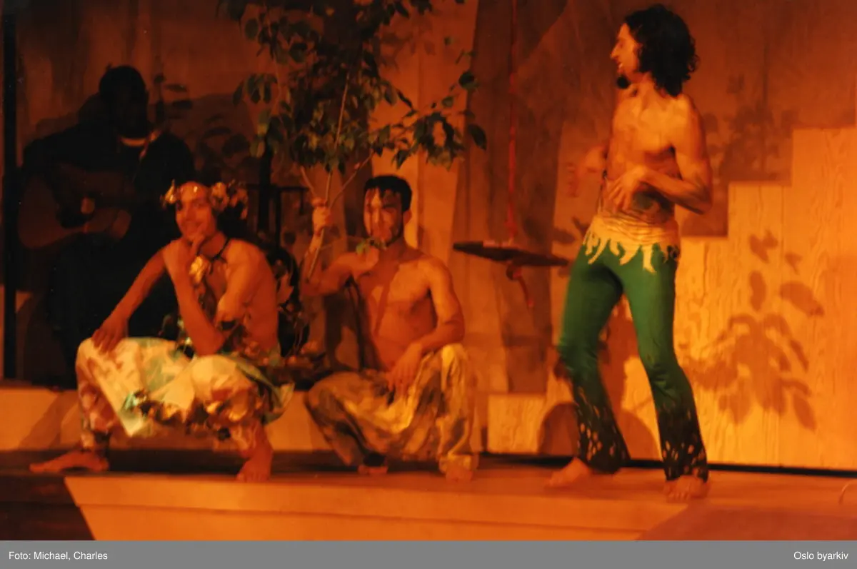 "Ikke den samme midtsommernatt", teaterforestilling av William Shakespeare på Parkteatret. 4-13. oktober 1994.Regi: Cliff A. MoustacheMedvirkende:Rasmus Rønneberg, Kirsti Ellefsen, Alexander Lange, Mosye Abraha, Kjetil Kooyman, Hannah Wozene Kvam, Inger Helen Kilsti, Cliff A. Moustache, Pål Obrestad, Isabell Sterling, Benaissa Ahssain, Magne Skjævesland, Behruz Arshi, Terje Tjelle, Shiraz Khan, Muni Franklin Kwarasey, Kristin Magnus, Pia Fridal, Samuel Noko, Michael Sontum, Rachid Boukhouima, Magnus-Ra Thuv Moustache, Henza Gheresghier Bitow.Musikere:Henry Bwire, Becaye Aw, Kossa Diomande, Yancouba Diomande.Kontakt Nordic Black Theatre ved ev. bestilling av kopier.
