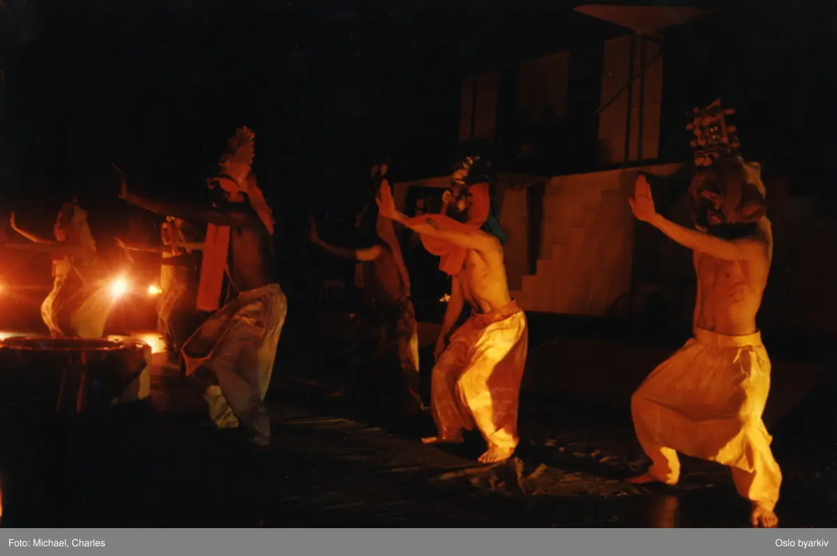 "Ikke den samme midtsommernatt", teaterforestilling av William Shakespeare på Parkteatret. 4-13. oktober 1994.Regi: Cliff A. MoustacheMedvirkende:Rasmus Rønneberg, Kirsti Ellefsen, Alexander Lange, Mosye Abraha, Kjetil Kooyman, Hannah Wozene Kvam, Inger Helen Kilsti, Cliff A. Moustache, Pål Obrestad, Isabell Sterling, Benaissa Ahssain, Magne Skjævesland, Behruz Arshi, Terje Tjelle, Shiraz Khan, Muni Franklin Kwarasey, Kristin Magnus, Pia Fridal, Samuel Noko, Michael Sontum, Rachid Boukhouima, Magnus-Ra Thuv Moustache, Henza Gheresghier Bitow.Musikere:Henry Bwire, Becaye Aw, Kossa Diomande, Yancouba Diomande.Kontakt Nordic Black Theatre ved ev. bestilling av kopier.