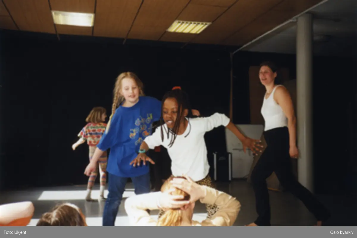 Barneteater. Workshop - Dramatisering. Kontakt Nordic Black Theatre ved ev. bestilling av kopier.