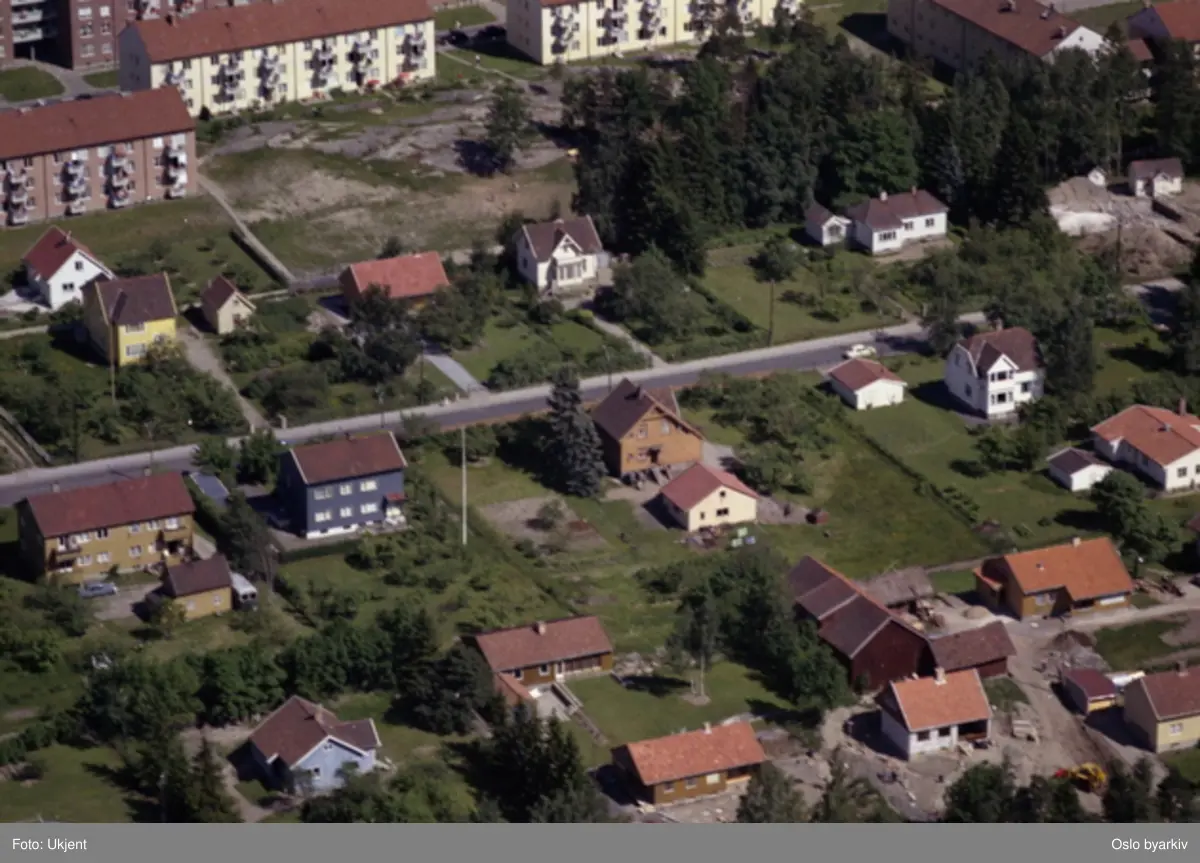 Oberst Rodes vei. Blokkene i bakgrunnen, Radarveien. (Flyfoto)
