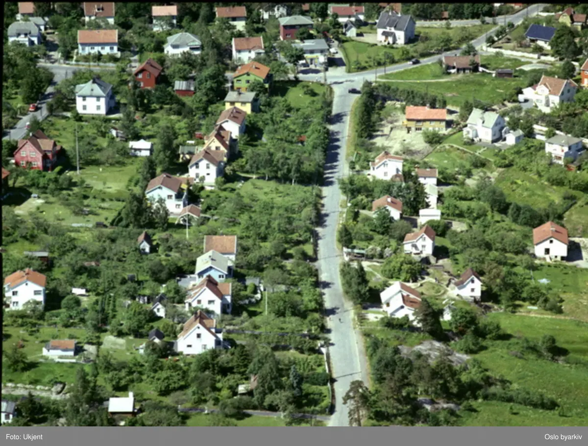 Høyenhallveien krysser Kildalsveien som kommer inn fra venstre. Solbakkeveien i venstre kant. (Flyfoto)