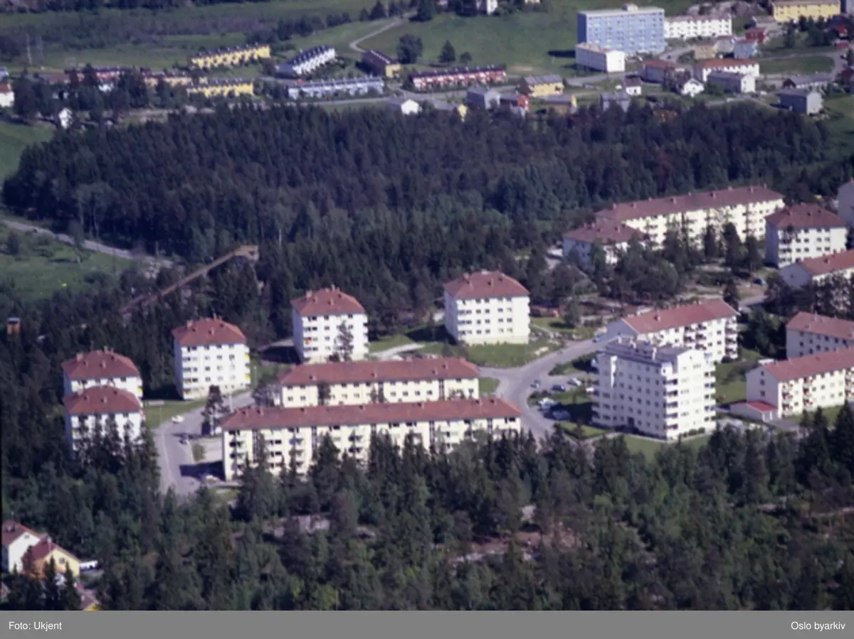 Boligblokker i Østerlisvingen og Gina Krogs vei. Enebakkveien og bebyggelsen på Langerud i bakgrunnen. Over blokkene til venstre sees ovarennet til Bekkelagsbakkene, revet i 1974 da E6 forbi Abildsø skulle bygges. (Flyfoto)