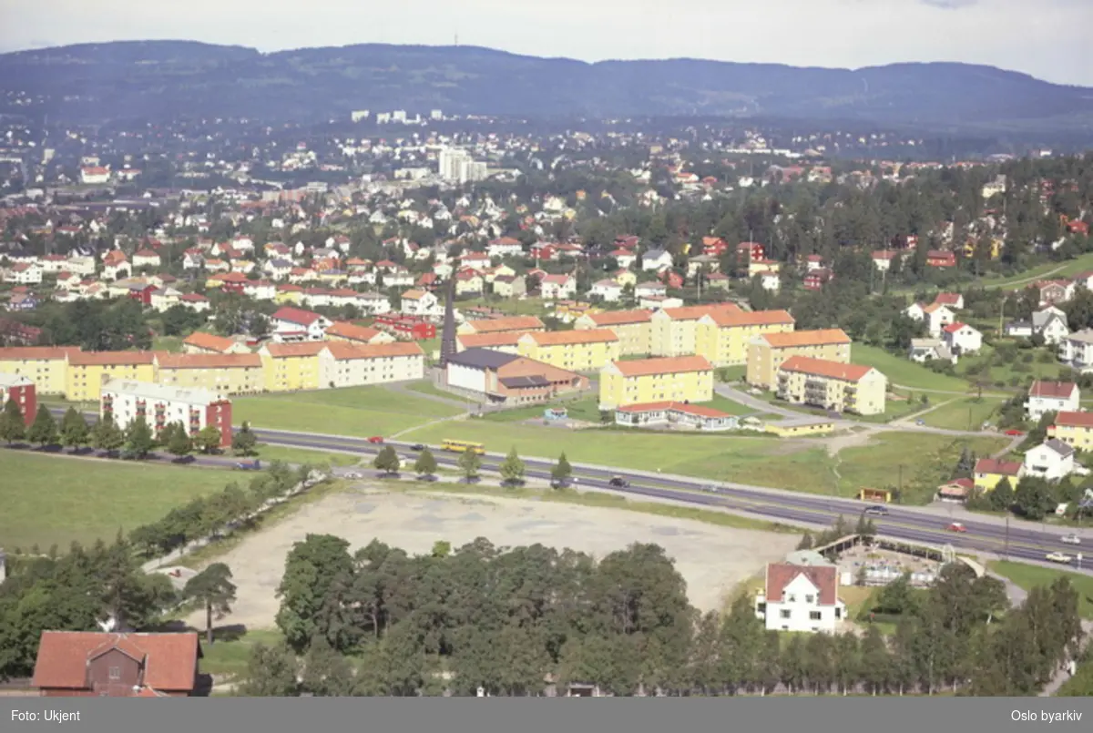 Trondheimsveien i front av Tonsen kirke. Bjerke gård nede i venstre hjørne. (Flyfoto)