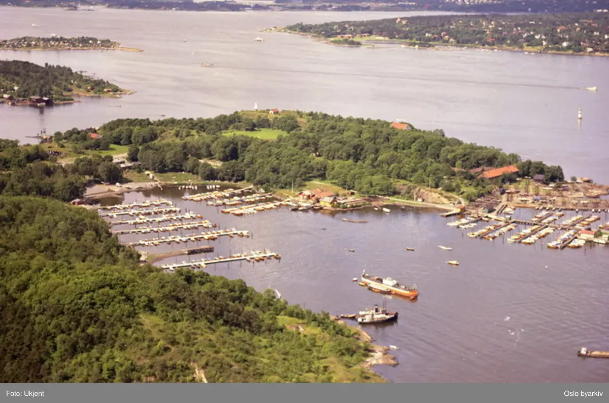 Hovedøya. Lindøya, Nakholmen og Bygdøy i bakgrunnen. (Flyfoto) -Oslo ...