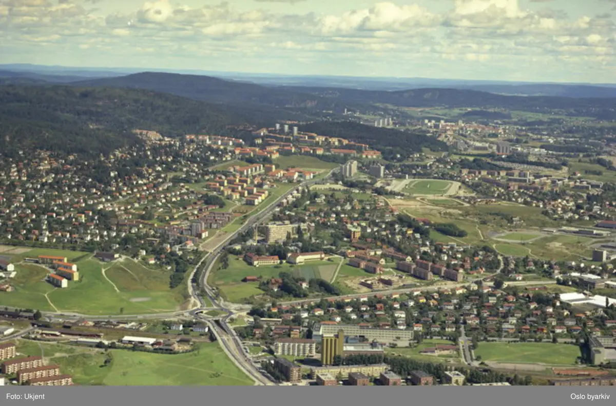 Trondheimsveien møter Ringveien i Sinsenkrysset. Sinsen skole bak siloen i front. Aker sykeus midt på bildet. Bjerke og Årvoll i bakgrunnen. (Flyfoto)