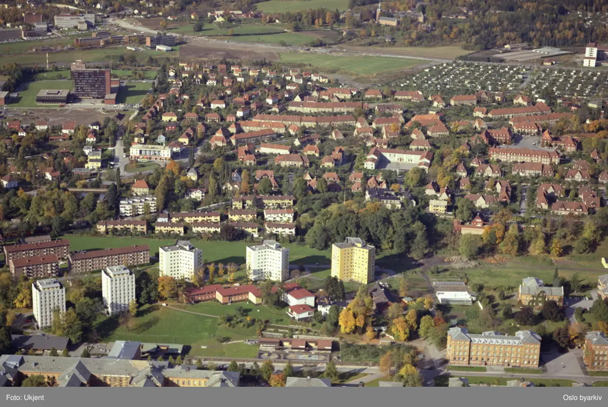 Ullevål sykehus helt i front. Høyblokker i Nedre Ullevål. Sogn hagekoloni og blindern i bakgrunnen. (Flyfoto)