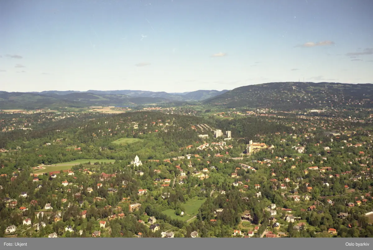 Villabebyggelse i Bekkefaret, Ullernveien og Bestumveien. Ullern kirke, Radiumhospitalet og Ullernåsen i bakgrunnen. (Flyfoto)