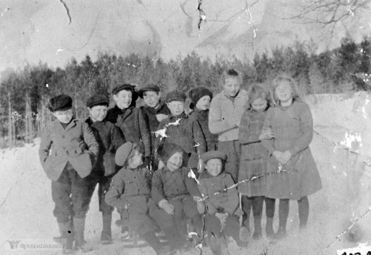 Klassebilde fra Gussiås skole i ca 1922.