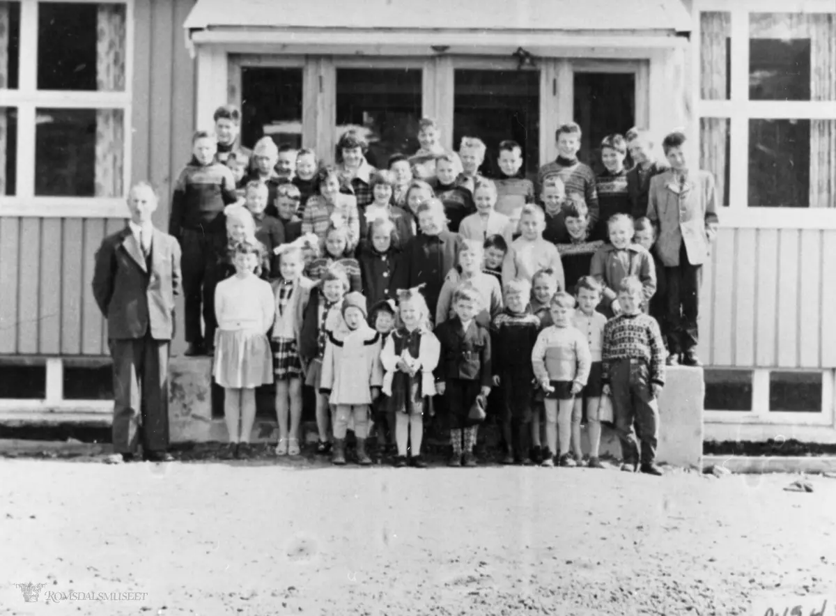 Gruppebilde: Søndagsskolen på Raudsand i ca. 1955 med sin lærer Ole K. Sjøli