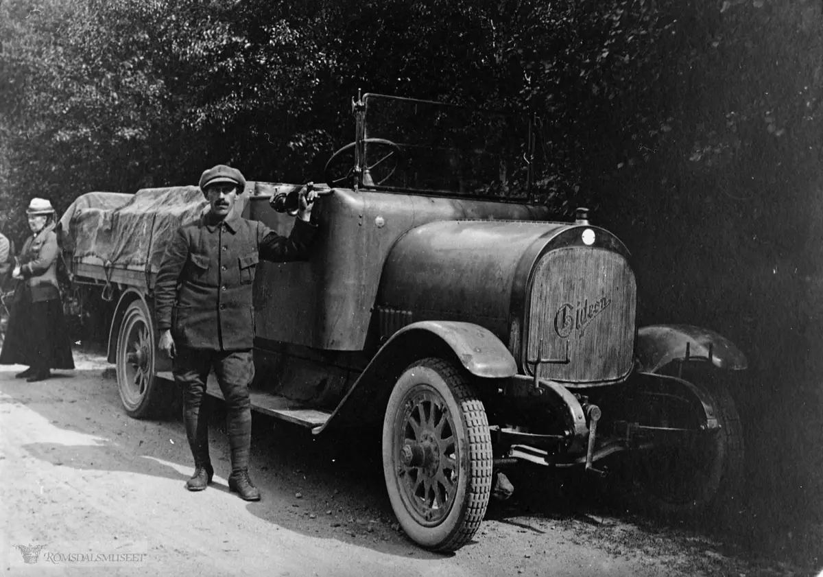 Petter Teigseth ved siden av lastebilen som han kjørte fisk med fra Romsdalen til Gudbrandsdalen. Bilen var av typen "Gideon" en dansk bilprodusent som drev fra 1913 til 1920..(Se Gideon Molde brosjyre "katalog nr 25")