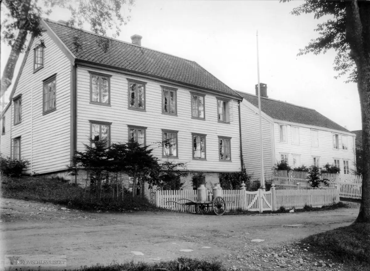 Til høyre Danholm, Eeggården hus nr 213. .Huset til venstre ved siden av er Bergesen, Lilleskotte m.f rundt 1900, hus nr 214..Begge husene brant under krigen.