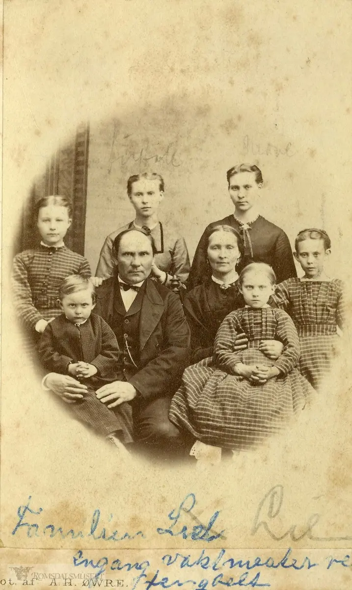 Bosatt familie 1865 gnr 129 Ålesybd (gårdseier Hans Knudsen Rogne)..Ole Pedersen Lie (Brandli) 40 år , med kone ,tre jenter og en gutt. ukjent navn..De to andre er slektninger /hushjelper..A.H.Øwre (Andreas Helsing Øwre) var fotograf i Ålesund, frem til han reiste fra Ålesund i 1873..Ole Pedersen Lie (Brandlie) var 40 år og Politikonstabel i Ålesund i 1865, med kone og 4 barn..Folketelling Ålesund i 1865..(kona er født Anne Iversdatter Lergrovik og var fra Bolsø Prestegjeld hvor også Molde tilhørte).(det står Lesje Prestegjeld var han født og det var på gården Brandlie på Lesjaskog.men han tok ett forkorta navn til Lie.)