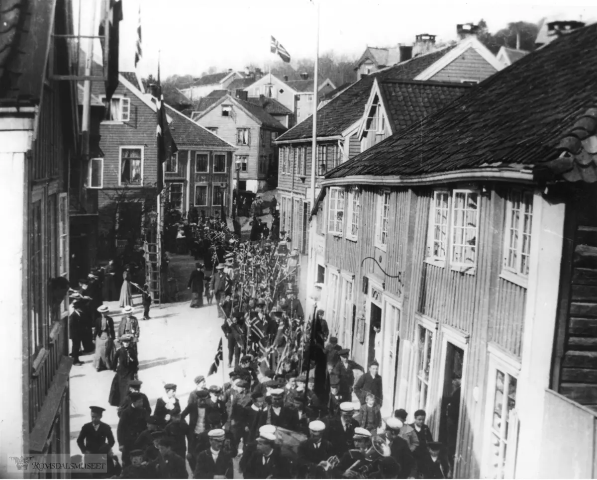 Storgata sett vestover., 17 mai i Storgata..Høstmarkgården til høyre.