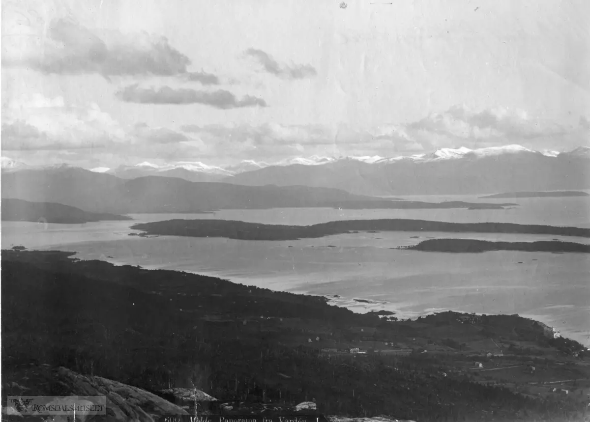 Molde by sett fra nord mot sør-øst mot Bolsøya med bla Grand Hotel (nederst til høyre), Ullvarefabrikken osv.