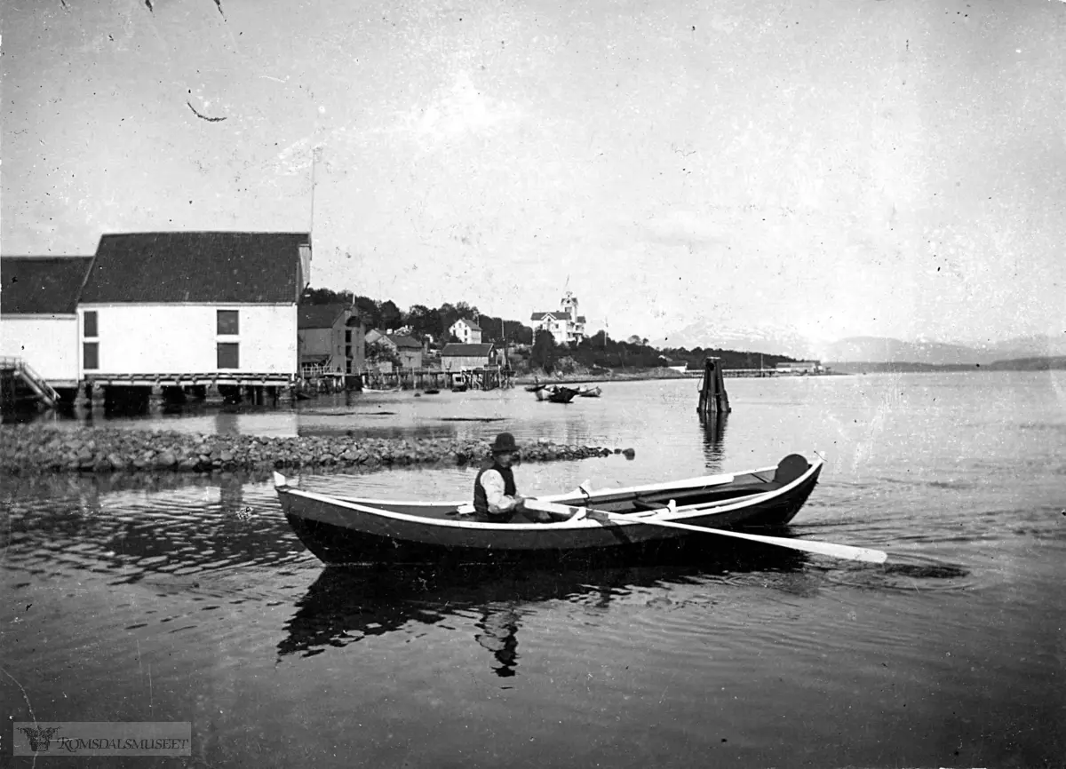 Autorisert fløttmann.Autorisert fløttmann. Mannen i båten er en av de gamle, autoriserte fløttmenn. Bildet er antaglig tatt rundt 1900. Bildet er mottatt som gave fra Anton Hustad, Ørstavik den 28/8-1951. ca 1900