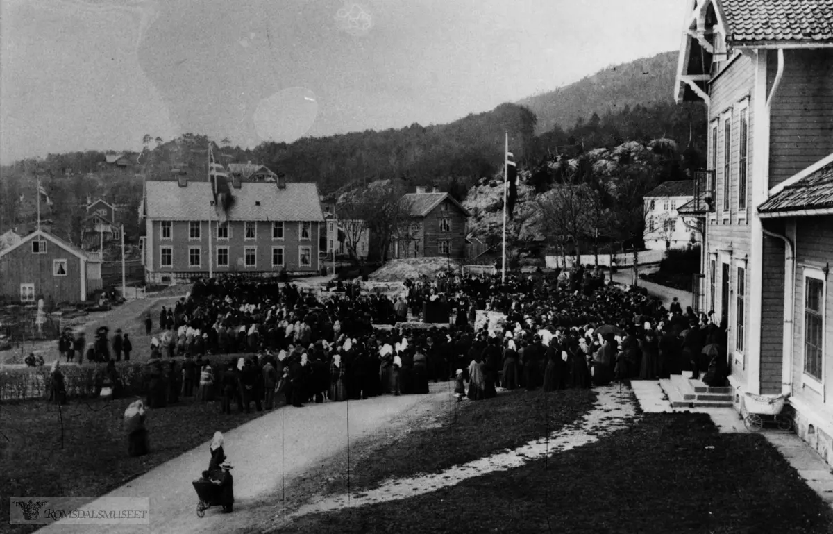 Grunnstensnedleggelse til den nye kirken 17 mai 1886 .Rådhuset til høyre.