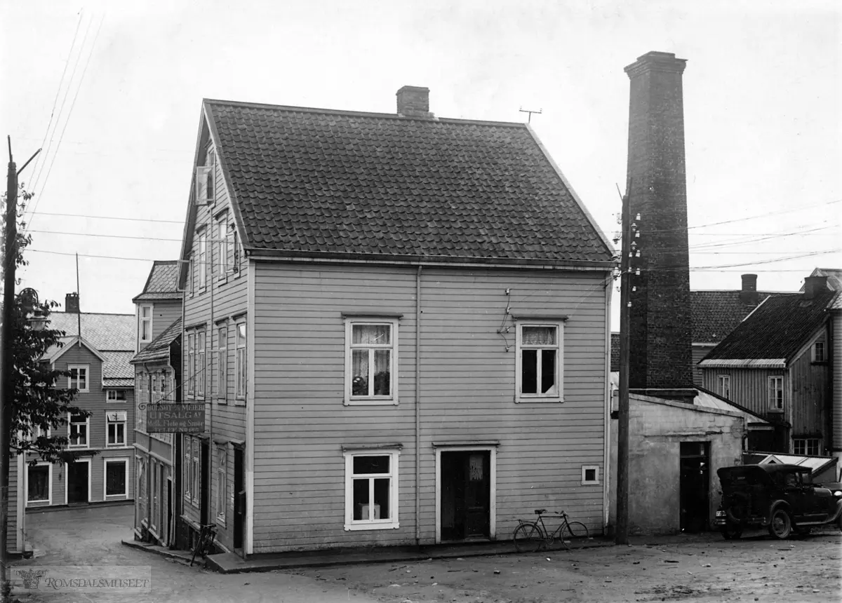 Hestetorget. Bolsøy meieri. Man ser nedover mot Storgata og S.Pettersons foretning. 1936..matr 38b i Molde. Bokhandler Dahl til venstre. Firma Paul Kringstad. .Molde meieri var her med meieribestyrer Oscar Toft..Oscar Sylte miniralvann kjøpte huset og ble etablert her i 1929.