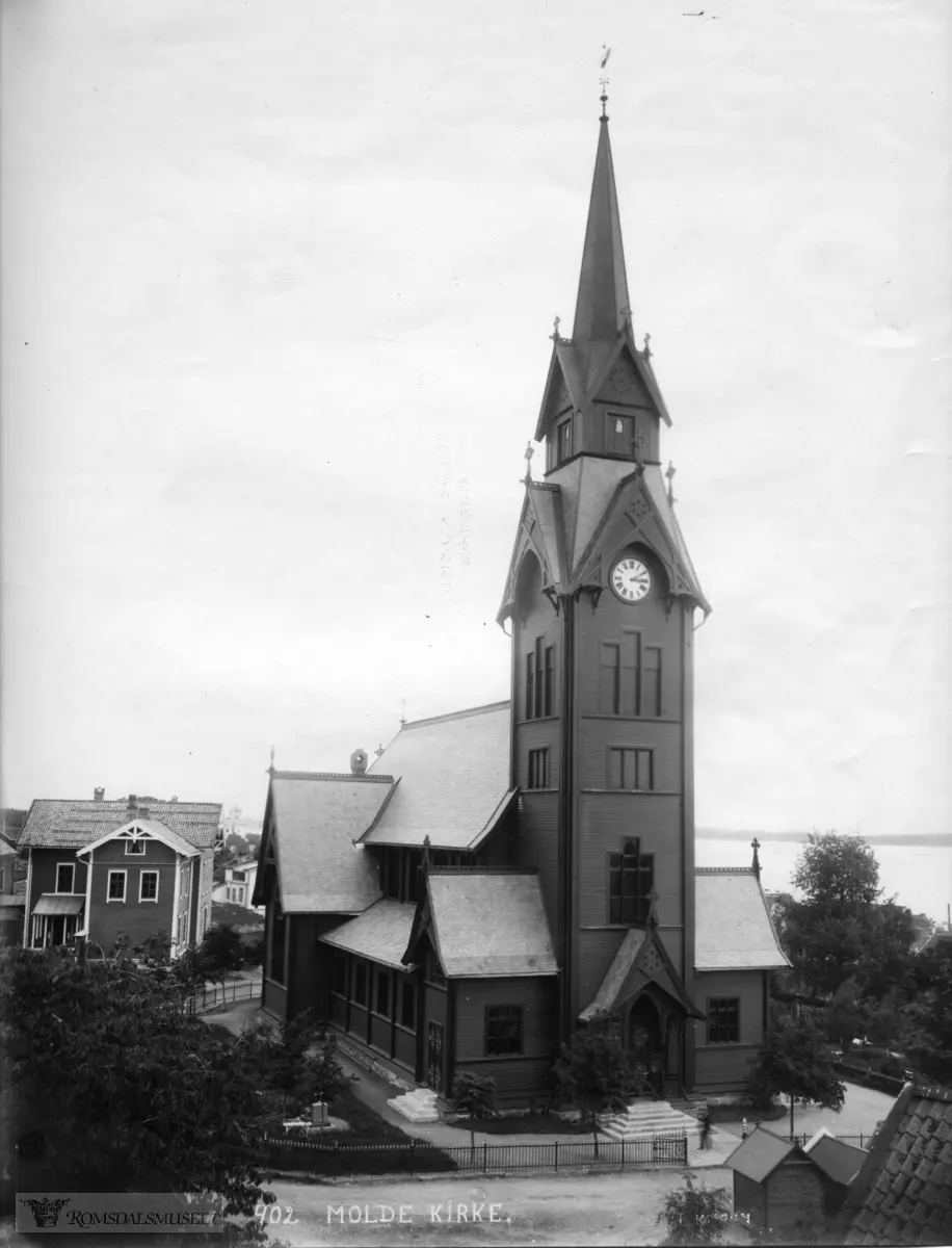 Molde kirke som brant ned april 1940. .Vi ser fotobuene utenfor kirken, fotografene Kirkhorn, Birkeland, Dahl hadde alle slike kiosker som de solgte fotografier fra.