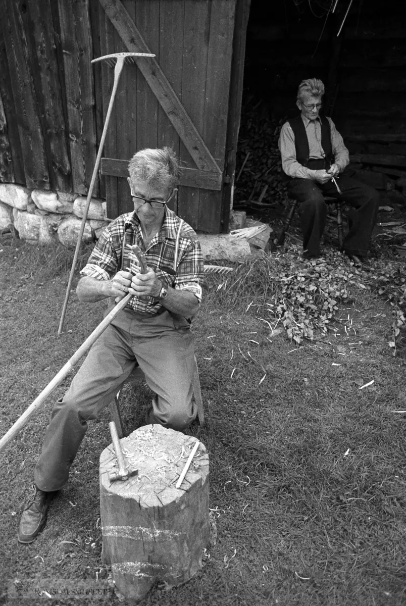 Olsok på Romsdalsmuseet.Slåttonnarbeid på Romsdalsmuseet..Bilda er fra Olsok feiringa på Romsdalsmuseet i 1980.