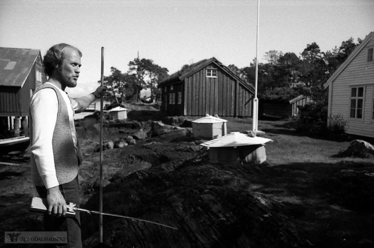 Fiskerimuseet på Hjertøya. .f.v: Kaka, Tranbrenneriet, Bjørneremstua og Solemskolen på museet..I midten 3 fiskestabler.