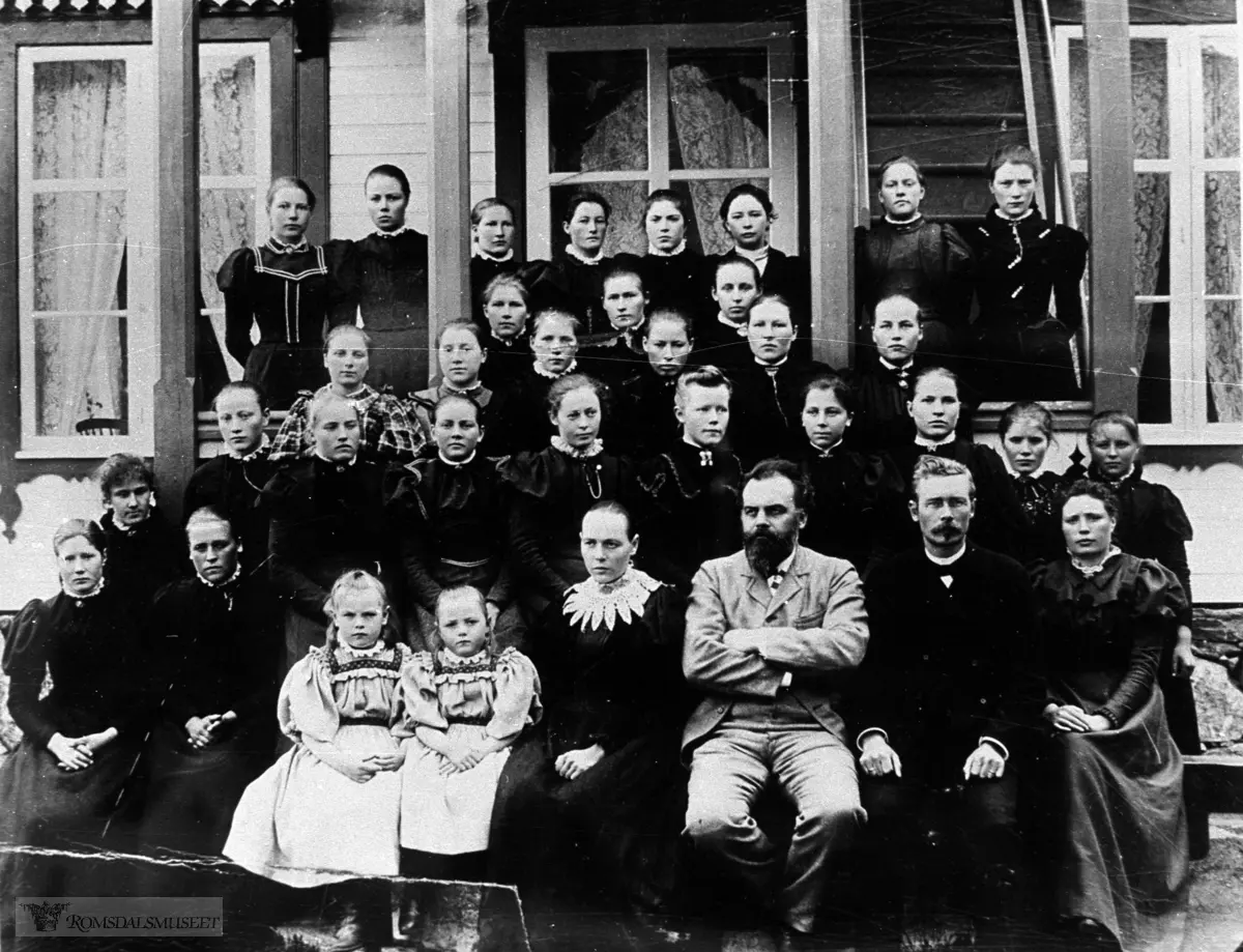 Romsdal amtskole, Jentekurs 1898. Bildet er tatt på "Hotel Eikesdal" på Naustet. Sjå Romsdal Sogelag, årskriftet 1981 side 161-163. Der alle personar er identifiserte.