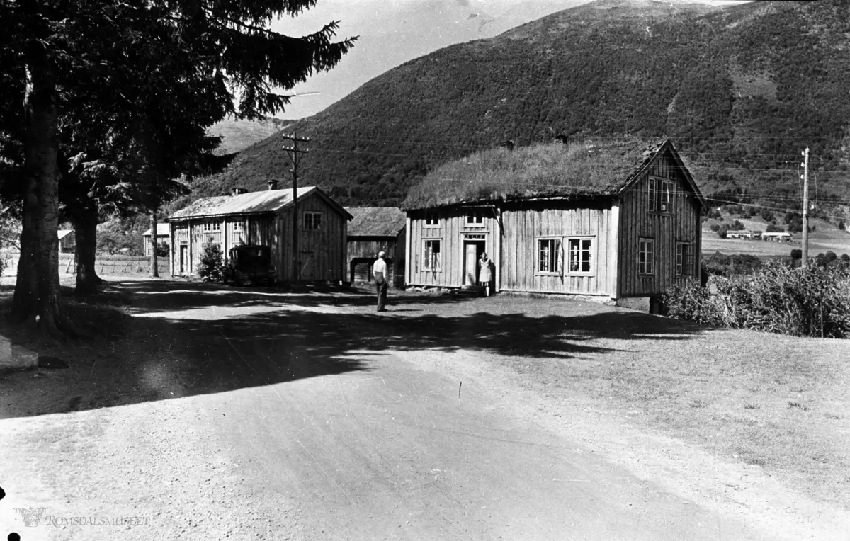 Ottagarden i Voll, Rauma..Huset til høgre var kårhuset til Eirik Eiriksen (1838-1909) og Ingeborg Vold. Huset vart rive ca 1960 då nytt hus kom opp på tufta der i 1962. Sjå etter "Bygdaboka for Vold" bind 2, side 430.