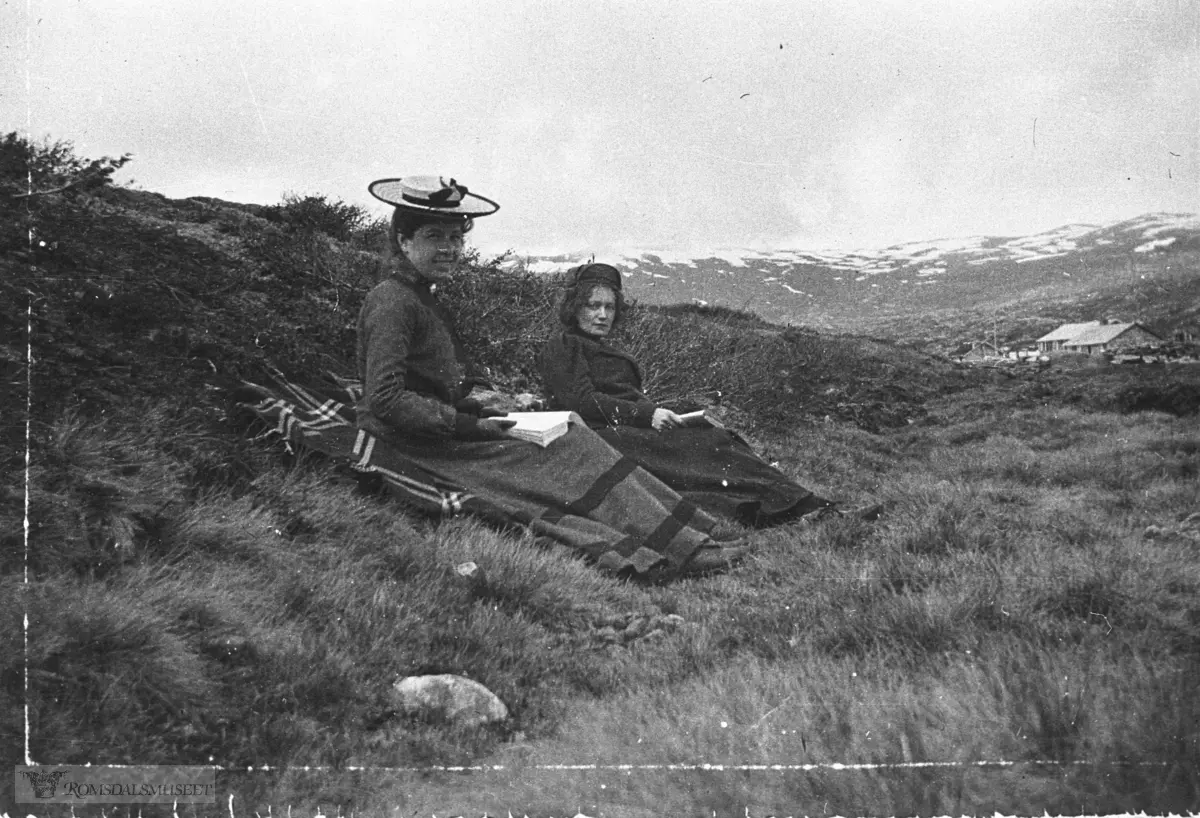 Buvollen ses i bakgrunnen. .(Se Romsdal Sogelags årsskrift 2006)