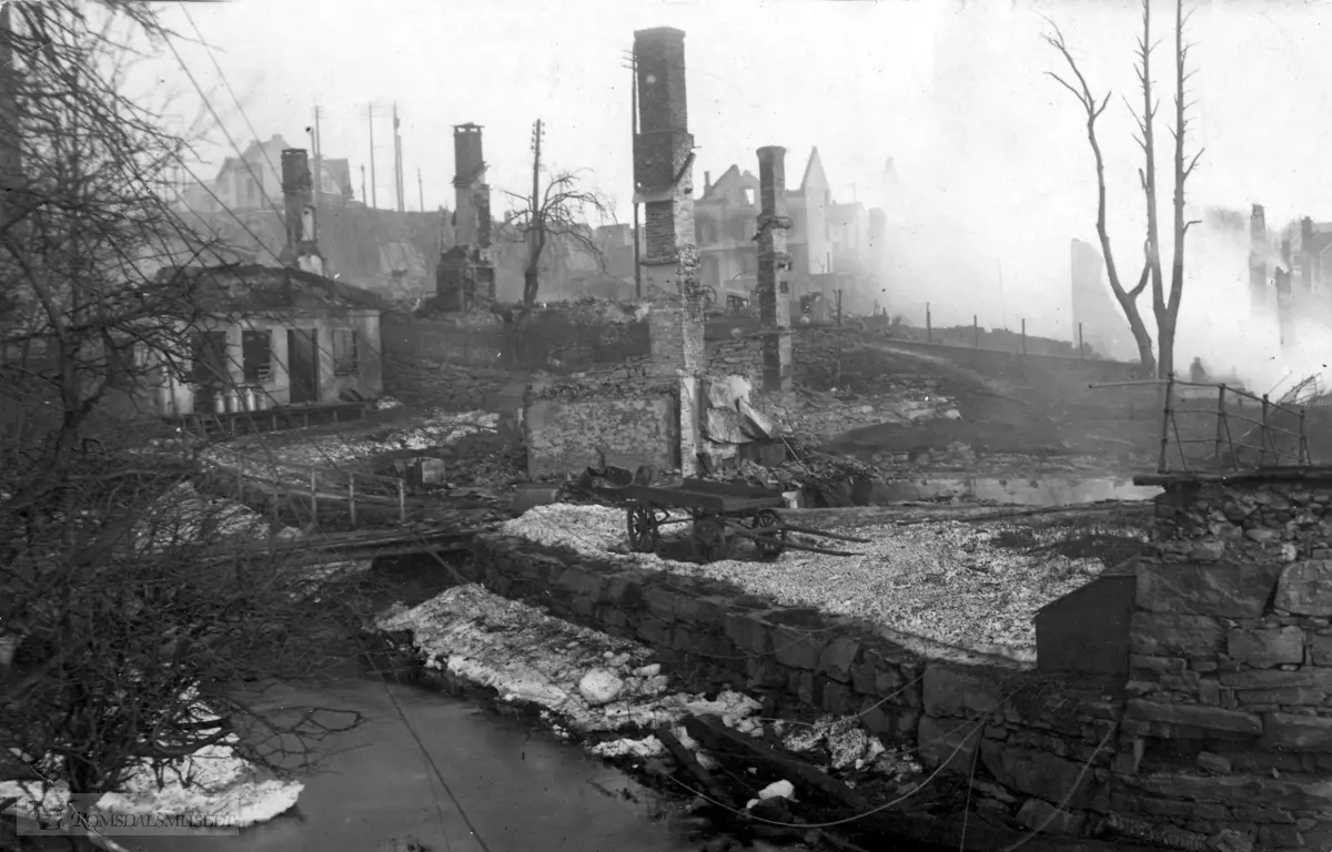 "Røysa sett fra broen".Fra bybrannen som startet 21.01.1916..Rester etter fabrikk hus nr 182.