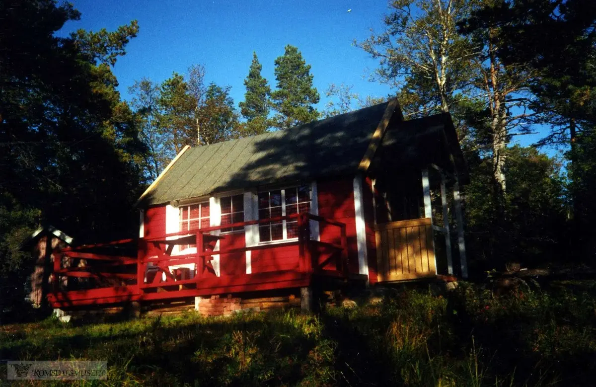 Beliggenhet ved Bergstjønna. Hytta ble bygd i midten av 1930 årene av skredder Sagen. Familien eide den frem til ca 1982, da kjøpte John Fivelstad fra Hellesylt, bosatt i Elnesvågen hytta. Han eide den frem til 1985 da Rasmus Bjørkelo kjøpte den. Eiendommen er selveid.