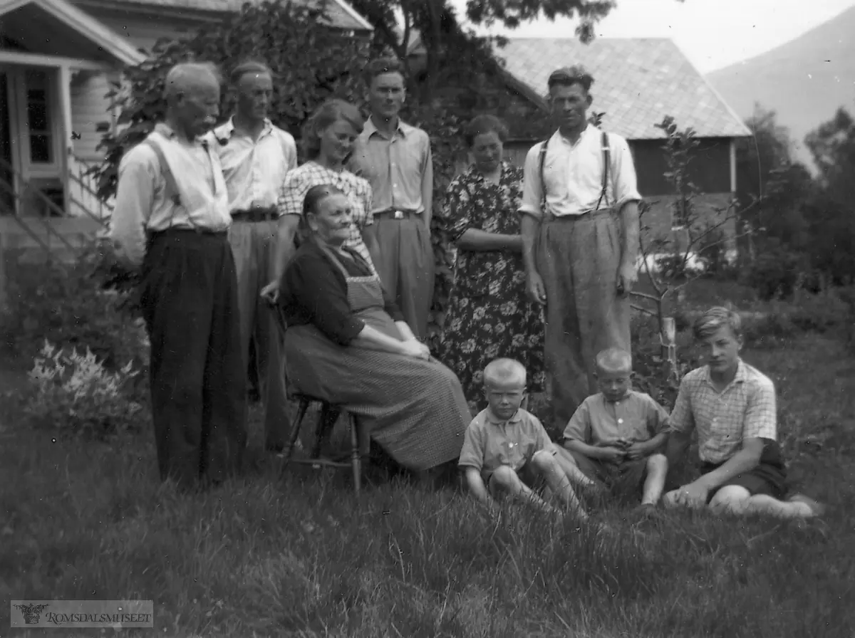 Besøk til heimgarden i Rødven ca 1939.