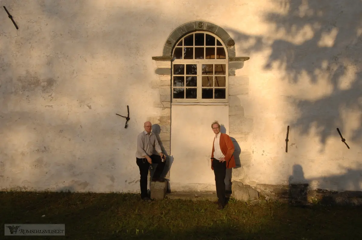 Veøy kirke. .Fra seminar "grubleseminar" med tverfaglig gruppe fra flere museer og institusjoner..(Se Romsdalsmuseets årbok 2008)