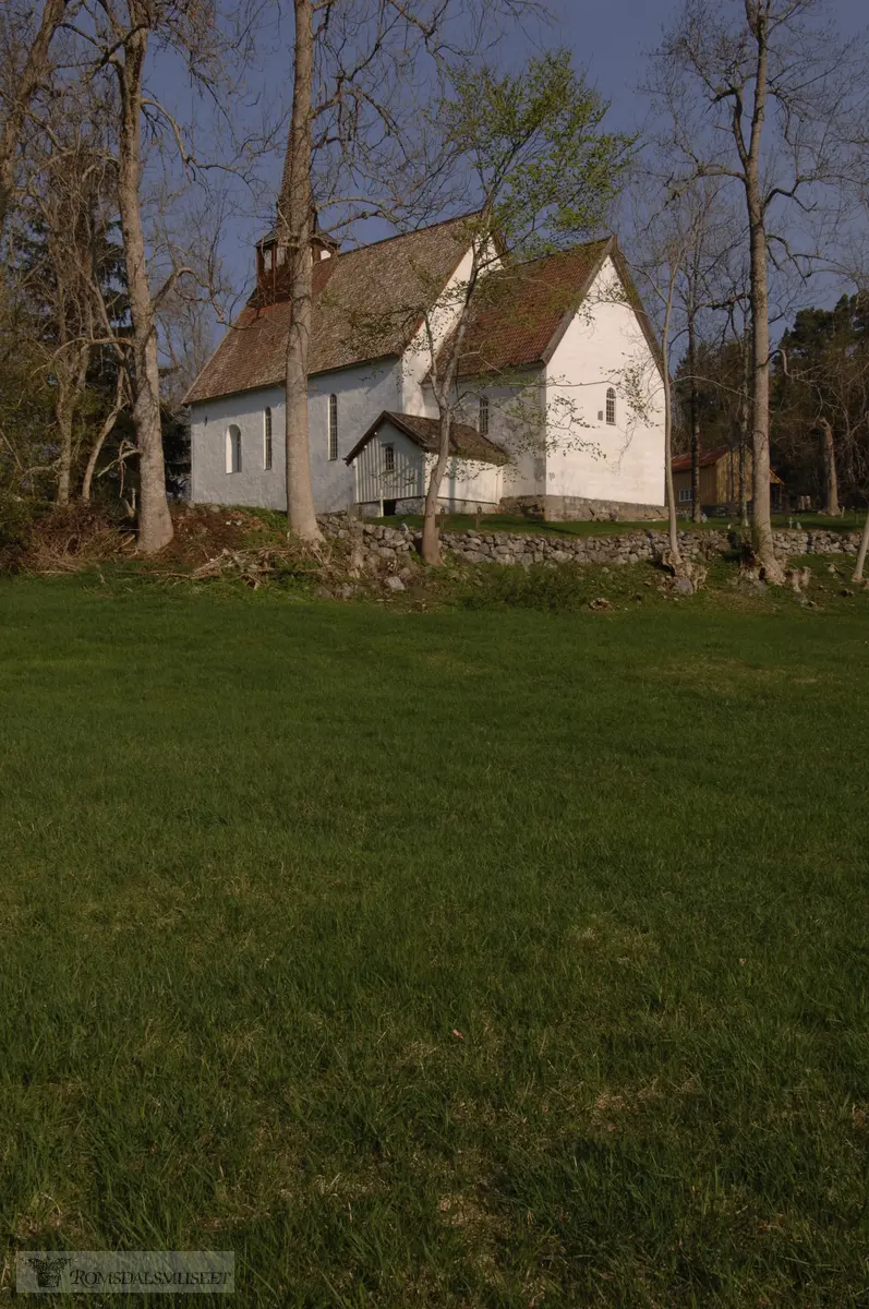 Veøy kirke. .Fra seminar "grubleseminar" med tverfaglig gruppe fra flere museer og institusjoner..(Se Romsdalsmuseets årbok 2008)