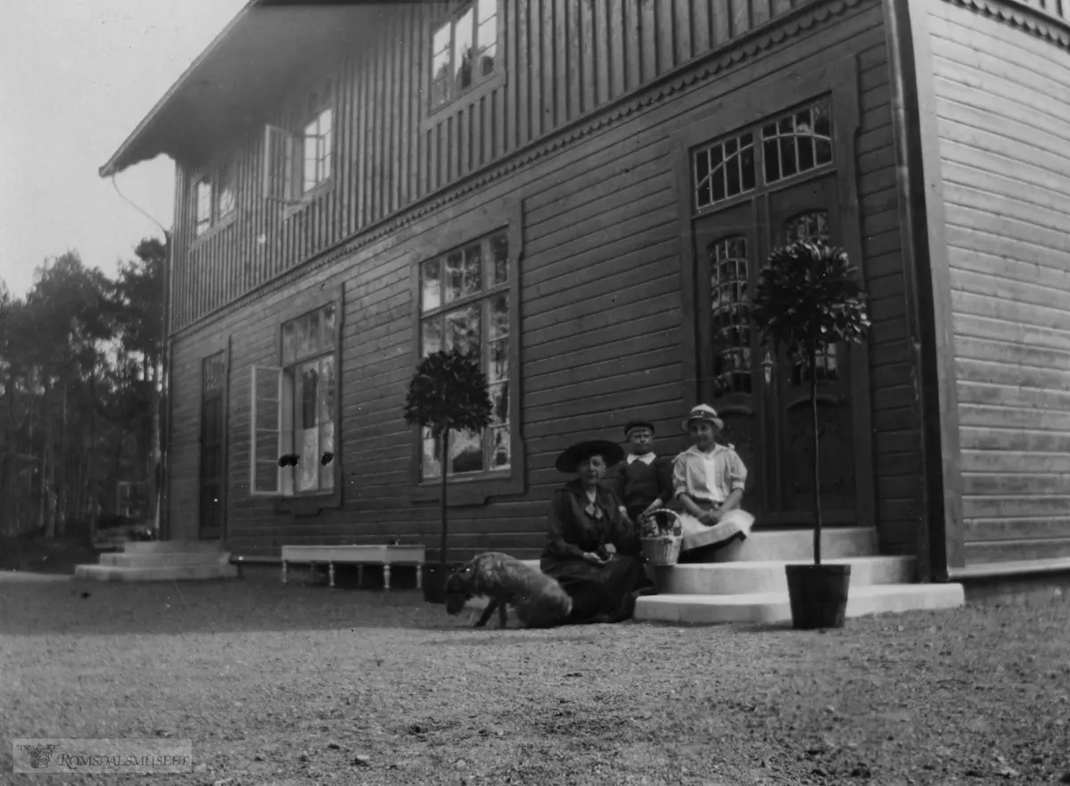 Knausen Hotel, Inngangen på Knausen