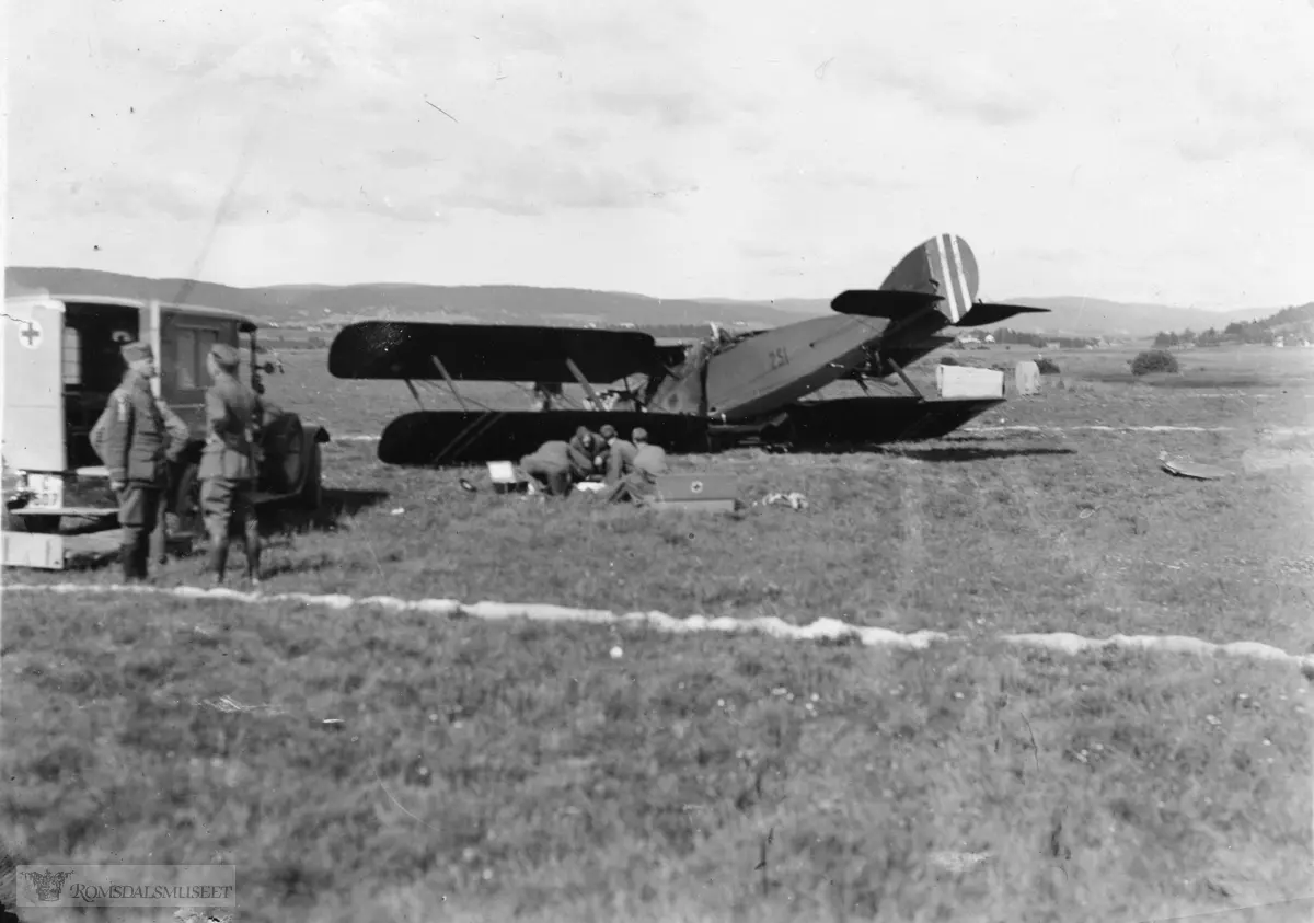 Fra speiderkurset. De hadde uhell under kurset. Etter at Hans Hanekamhaug ble slengt ut av flyet under en nødlanding i en nepeåker, fikk han tilnavnet ”Nepemannen”..fly nr 251 er en Bristol F2 Fighter..Sykebilen C-507 skal være en Scania-Vabis tilhørende Hærens Flyveskole.(Se Romsdal Sogelags årsskrift 2009)
